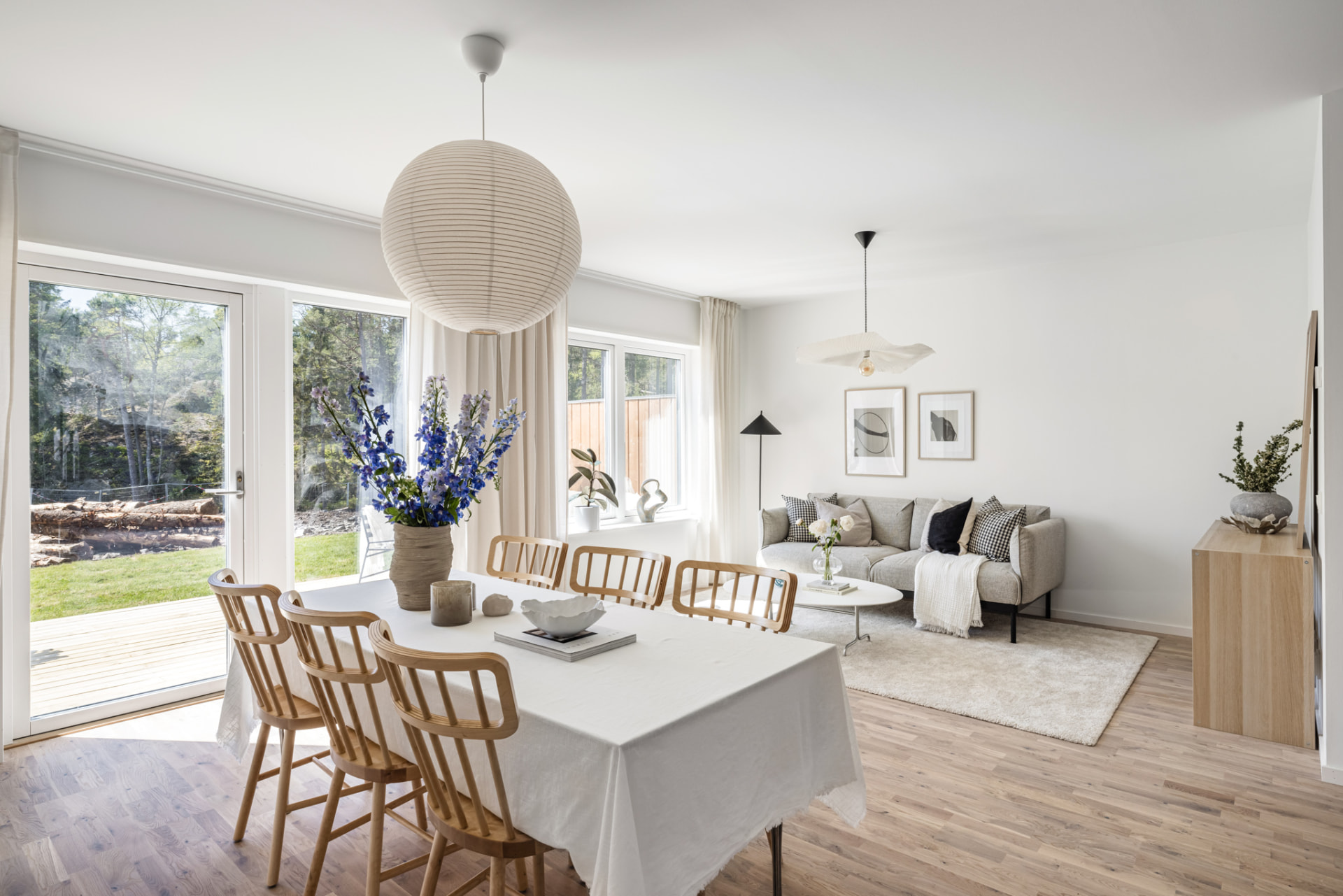 Vardagsrum och matplats med utgång till uteplats