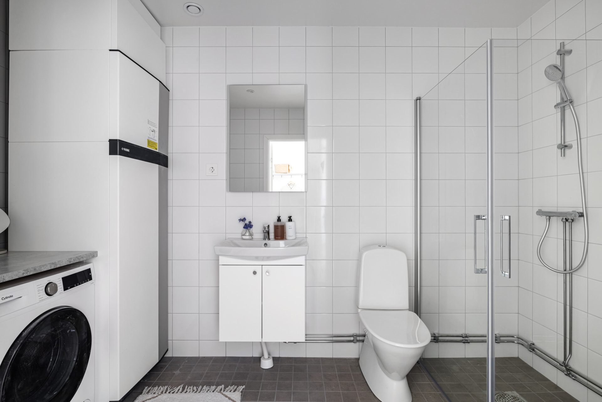 Badrum 1 med dusch, kommod och tvättmaskin