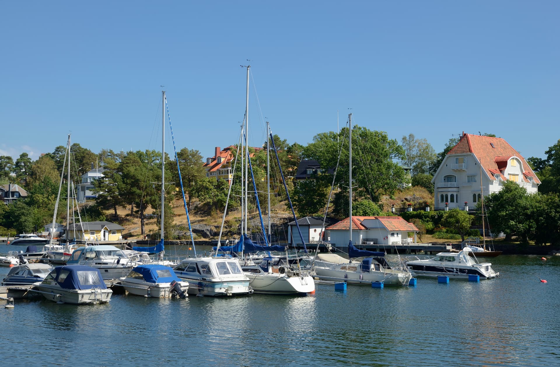 Nynäshamns charmiga hamn erbjuder restauranger, caféer, lokala butiker och ett uppskattat rökeri. En naturlig mötesplats där havet och skärgården sätter tonen.