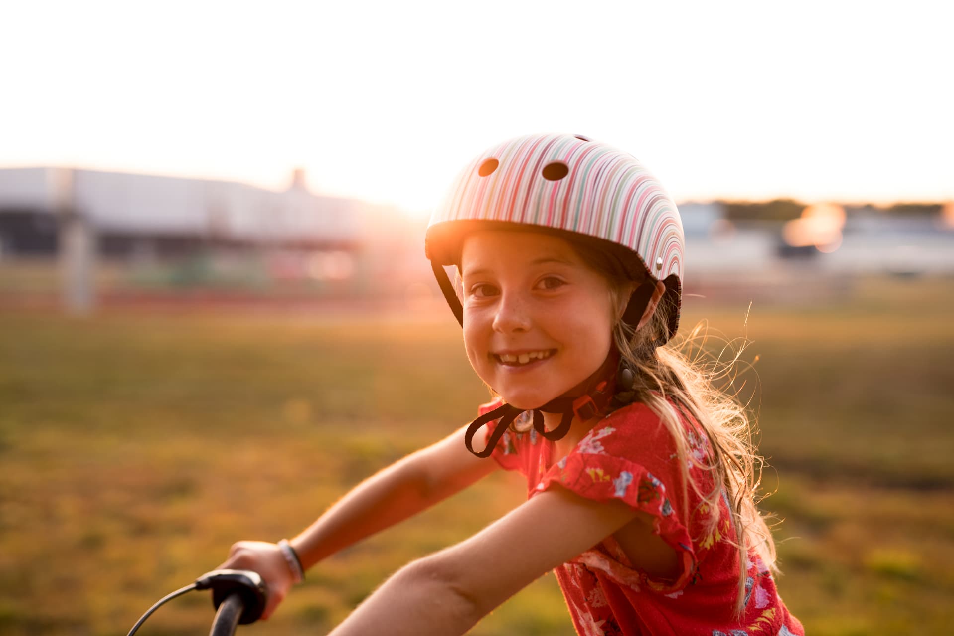 Sandskogens och Fjärdens förskolor ligger i närområdet, och till Svandammsskolan och Gröndalsskolan cyklar du på bara 5–10 minuter.