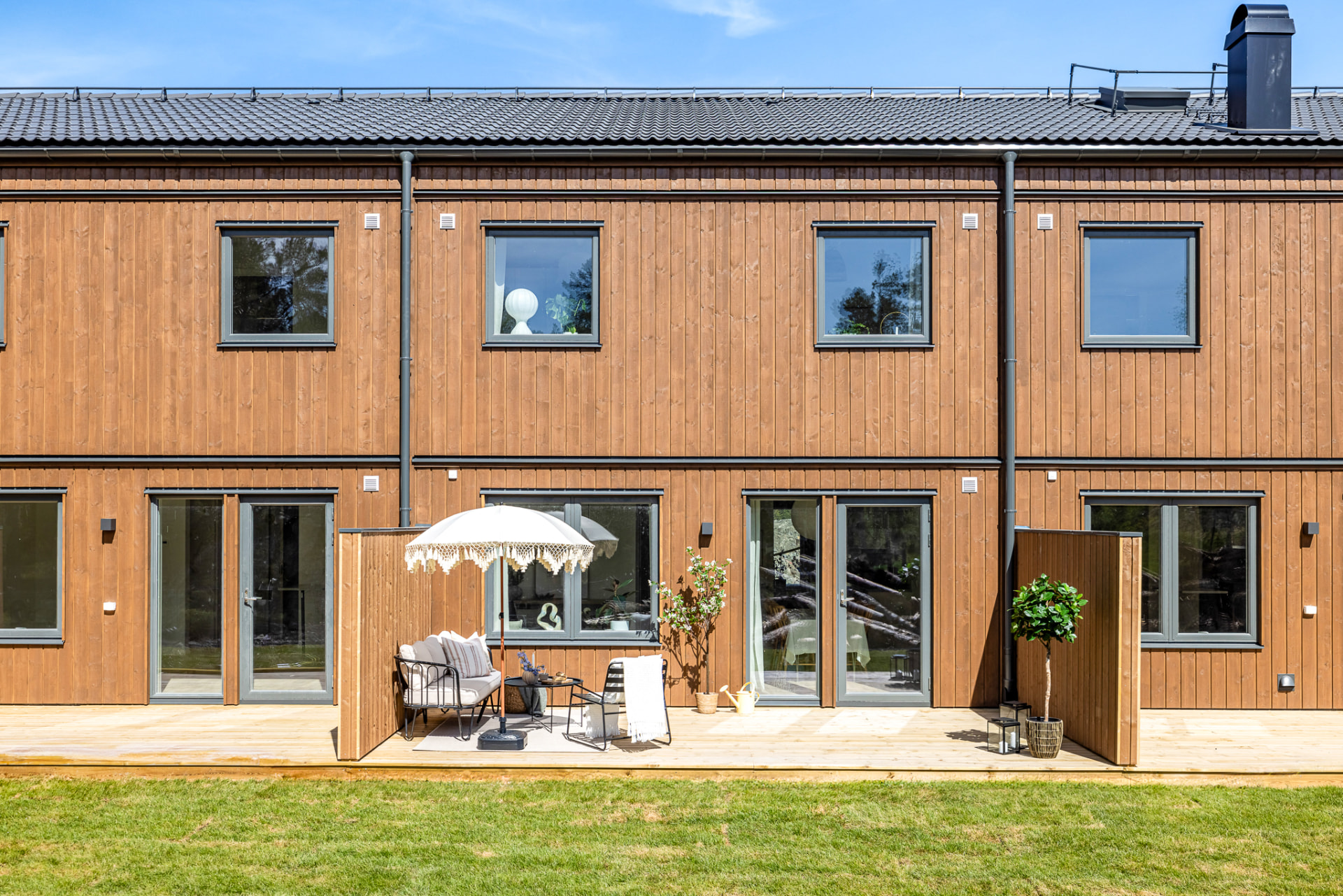 Radhusens fasad och entréer i Nynäshamnshöjden